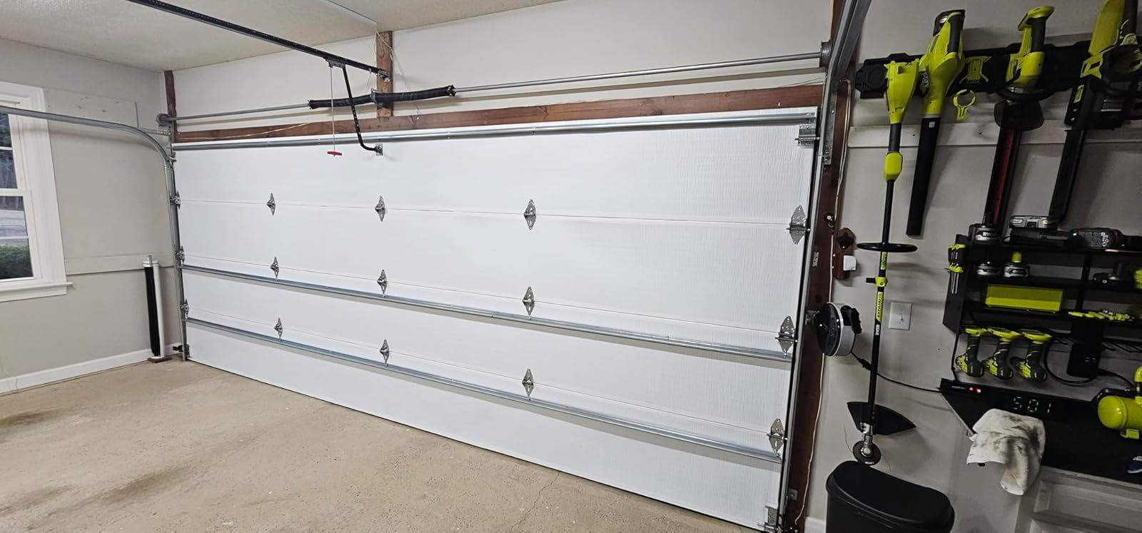 Residential panel garage door (horizontal panels)